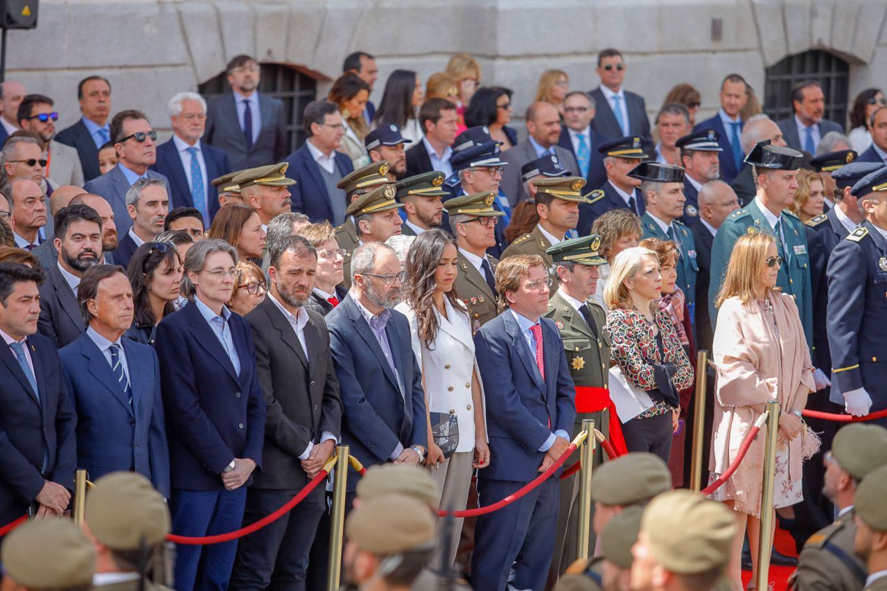 Parada militar y homenaje a los caídos por España, presidido por Ángel Garrido, presidente en funciones, Soraya Sáenz de Santamaría, María Dolores de Cospedal, Concepción Dancausa, Paloma Adrados y Manuela Carmena.