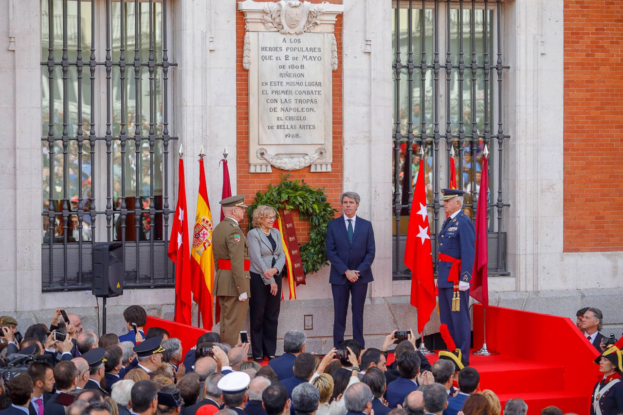 Parada militar y homenaje a los caídos por España, presidido por Ángel Garrido, presidente en funciones, Soraya Sáenz de Santamaría, María Dolores de Cospedal, Concepción Dancausa, Paloma Adrados y Manuela Carmena.