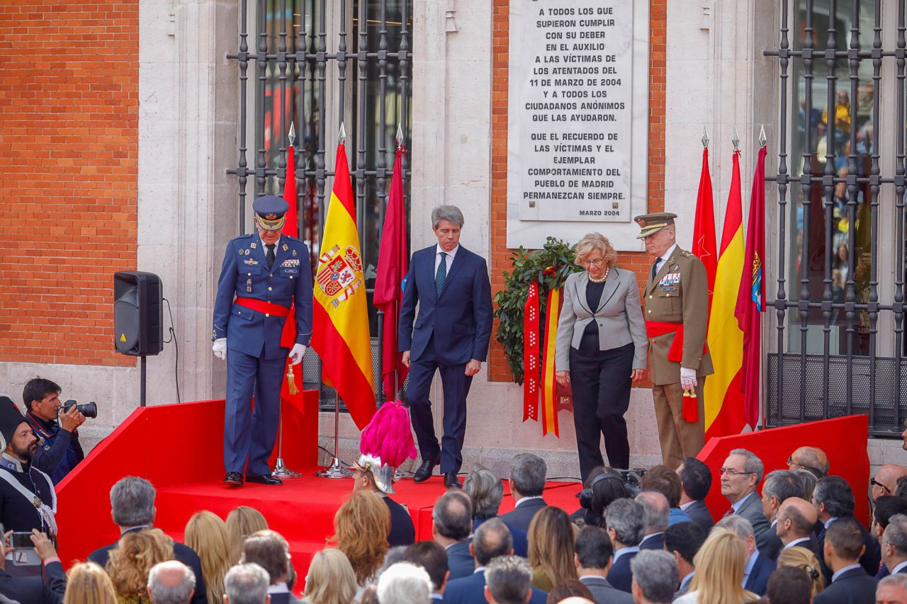 Parada militar y homenaje a los caídos por España, presidido por Ángel Garrido, presidente en funciones, Soraya Sáenz de Santamaría, María Dolores de Cospedal, Concepción Dancausa, Paloma Adrados y Manuela Carmena.
