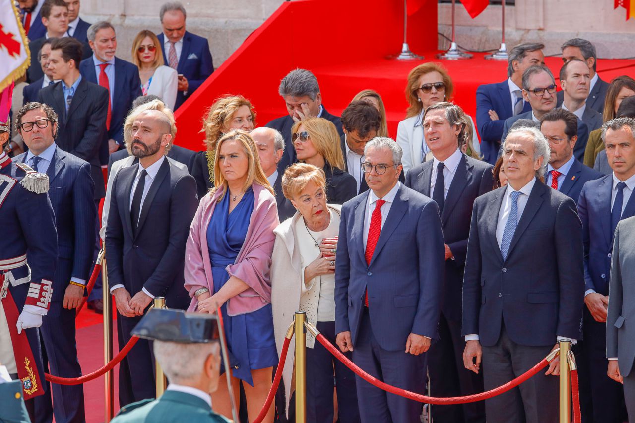 Parada militar y homenaje a los caídos por España, presidido por Ángel Garrido, presidente en funciones, Soraya Sáenz de Santamaría, María Dolores de Cospedal, Concepción Dancausa, Paloma Adrados y Manuela Carmena.