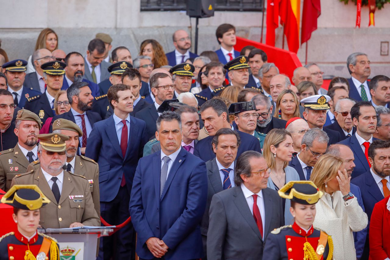 Parada militar y homenaje a los caídos por España, presidido por Ángel Garrido, presidente en funciones, Soraya Sáenz de Santamaría, María Dolores de Cospedal, Concepción Dancausa, Paloma Adrados y Manuela Carmena.