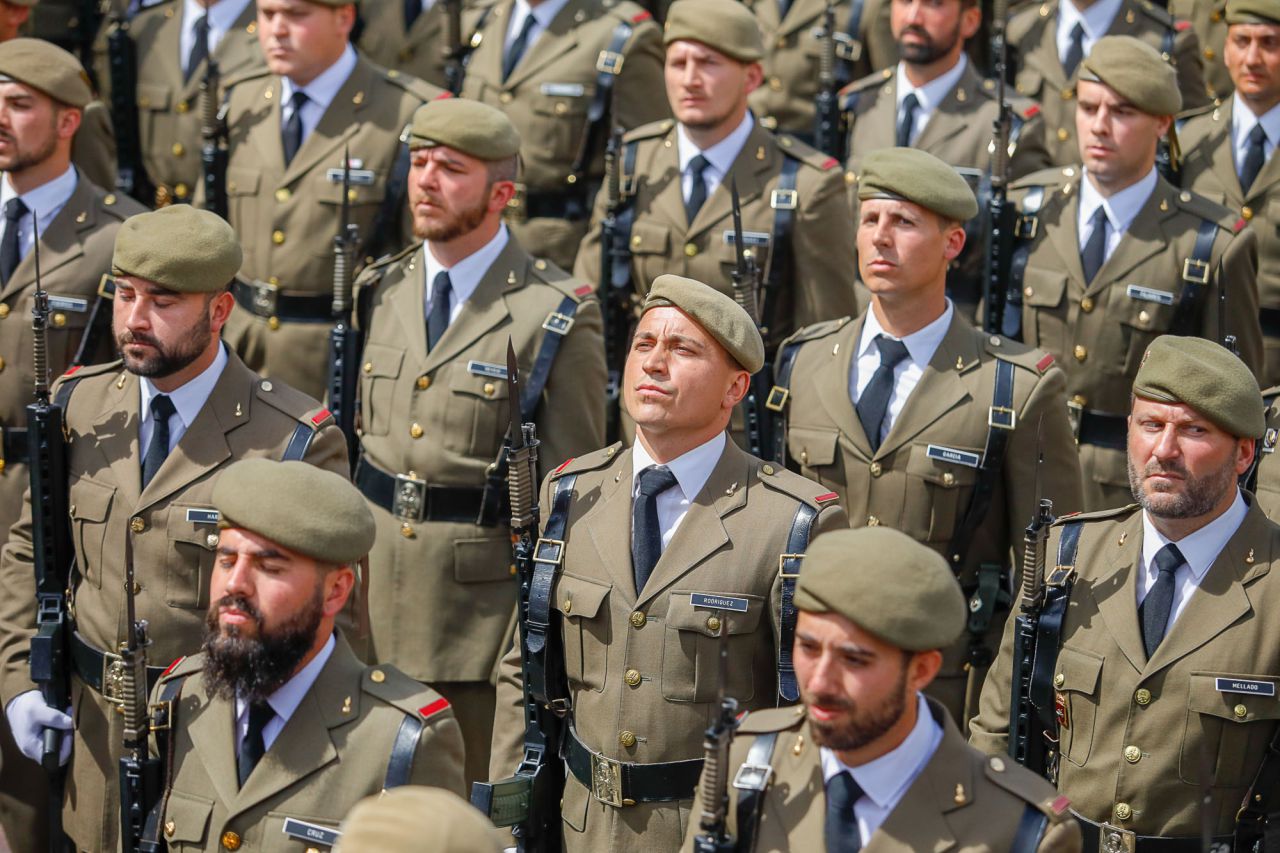 Parada militar y homenaje a los caídos por España, presidido por Ángel Garrido, presidente en funciones, Soraya Sáenz de Santamaría, María Dolores de Cospedal, Concepción Dancausa, Paloma Adrados y Manuela Carmena.