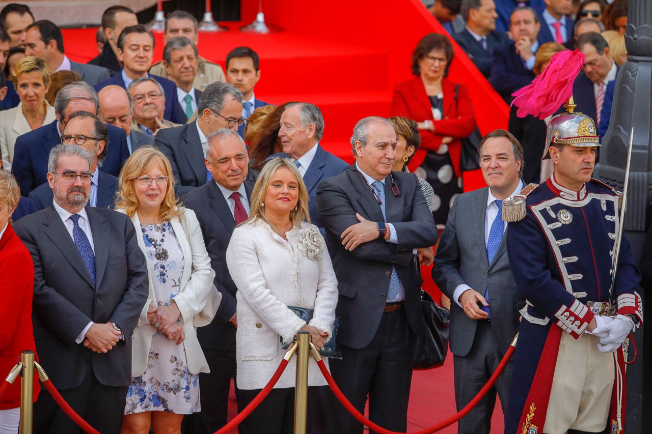Parada militar y homenaje a los caídos por España, presidido por Ángel Garrido, presidente en funciones, Soraya Sáenz de Santamaría, María Dolores de Cospedal, Concepción Dancausa, Paloma Adrados y Manuela Carmena.