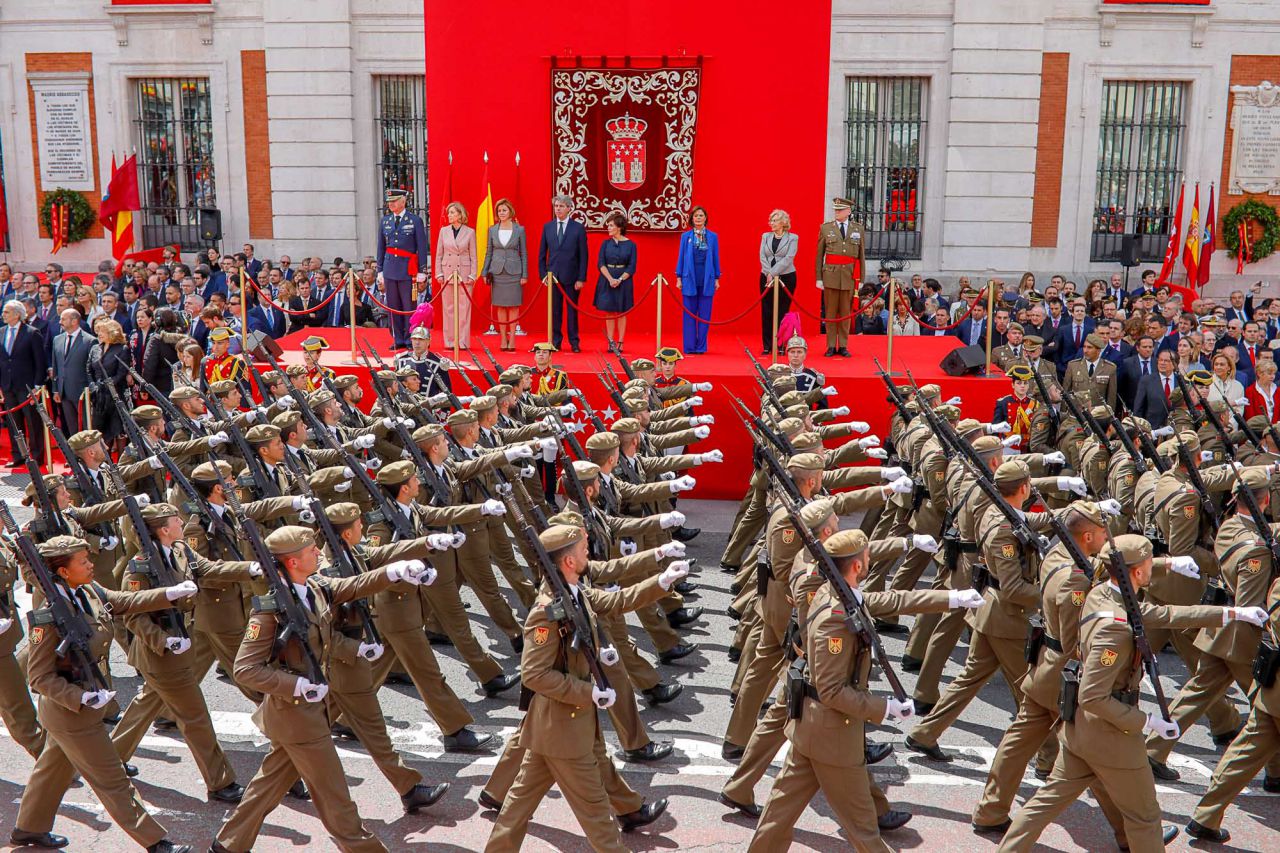 Parada militar y homenaje a los caídos por España, presidido por Ángel Garrido, presidente en funciones, Soraya Sáenz de Santamaría, María Dolores de Cospedal, Concepción Dancausa, Paloma Adrados y Manuela Carmena.