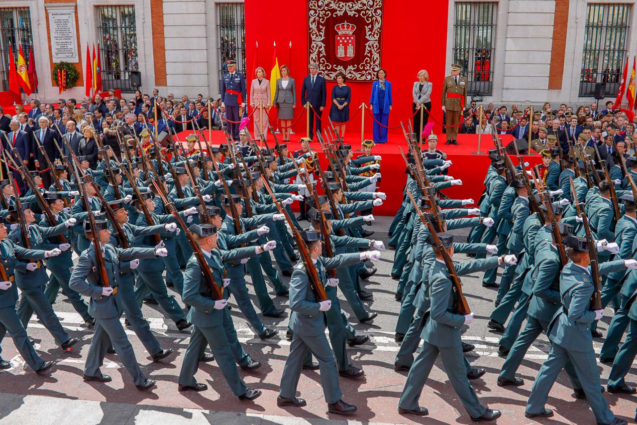 Parada militar y homenaje a los caídos por España, presidido por Ángel Garrido, presidente en funciones, Soraya Sáenz de Santamaría, María Dolores de Cospedal, Concepción Dancausa, Paloma Adrados y Manuela Carmena.