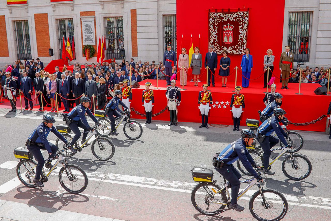 Parada militar y homenaje a los caídos por España, presidido por Ángel Garrido, presidente en funciones, Soraya Sáenz de Santamaría, María Dolores de Cospedal, Concepción Dancausa, Paloma Adrados y Manuela Carmena.