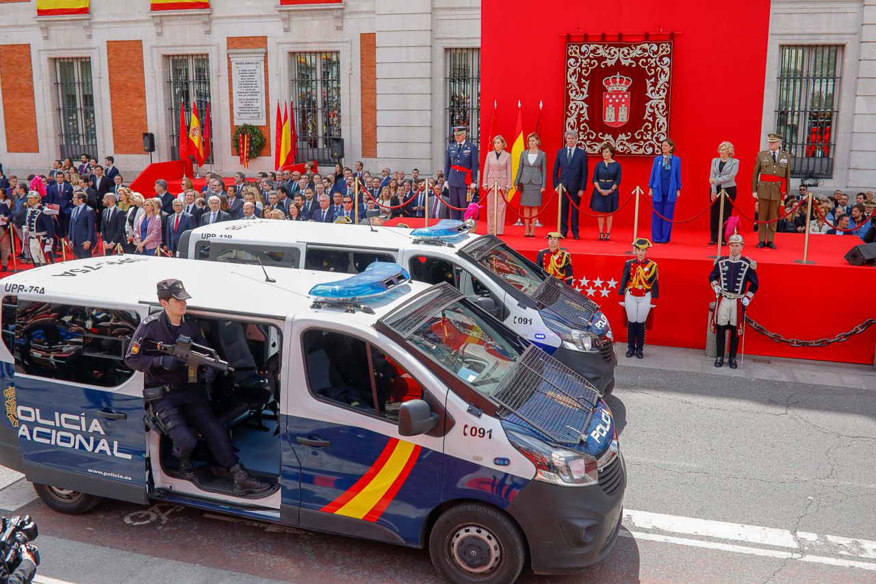 Parada militar y homenaje a los caídos por España, presidido por Ángel Garrido, presidente en funciones, Soraya Sáenz de Santamaría, María Dolores de Cospedal, Concepción Dancausa, Paloma Adrados y Manuela Carmena.