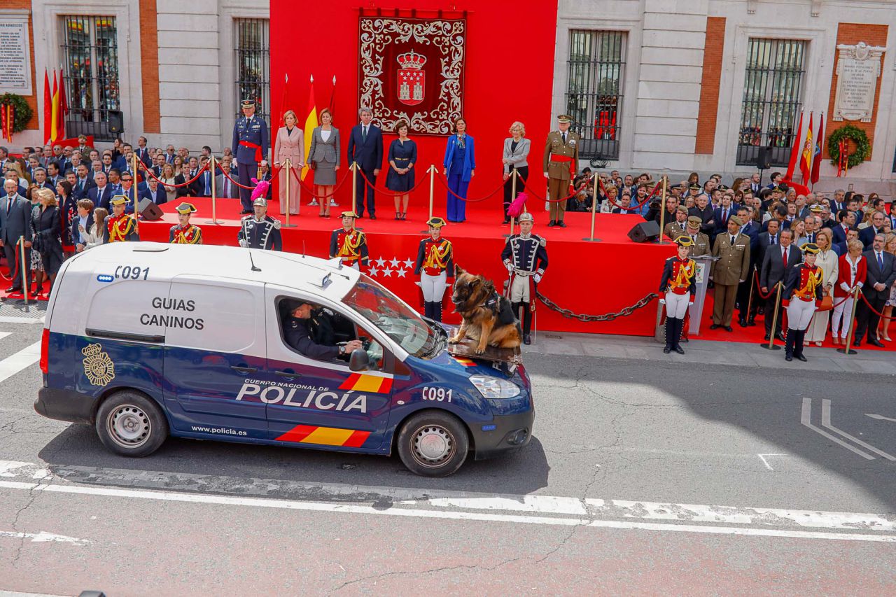Parada militar y homenaje a los caídos por España, presidido por Ángel Garrido, presidente en funciones, Soraya Sáenz de Santamaría, María Dolores de Cospedal, Concepción Dancausa, Paloma Adrados y Manuela Carmena.