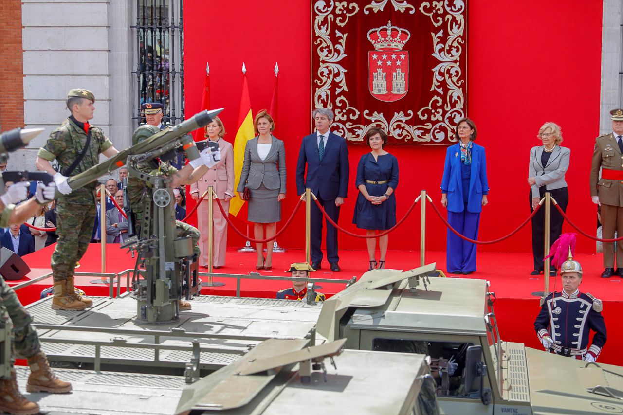 Parada militar y homenaje a los caídos por España, presidido por Ángel Garrido, presidente en funciones, Soraya Sáenz de Santamaría, María Dolores de Cospedal, Concepción Dancausa, Paloma Adrados y Manuela Carmena.