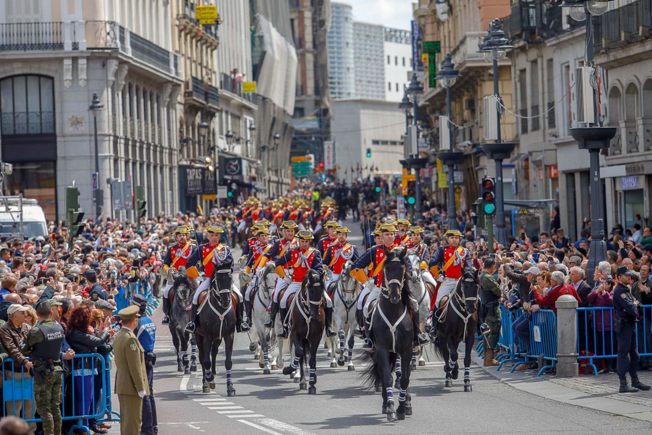 Parada militar y homenaje a los caídos por España, presidido por Ángel Garrido, presidente en funciones, Soraya Sáenz de Santamaría, María Dolores de Cospedal, Concepción Dancausa, Paloma Adrados y Manuela Carmena.