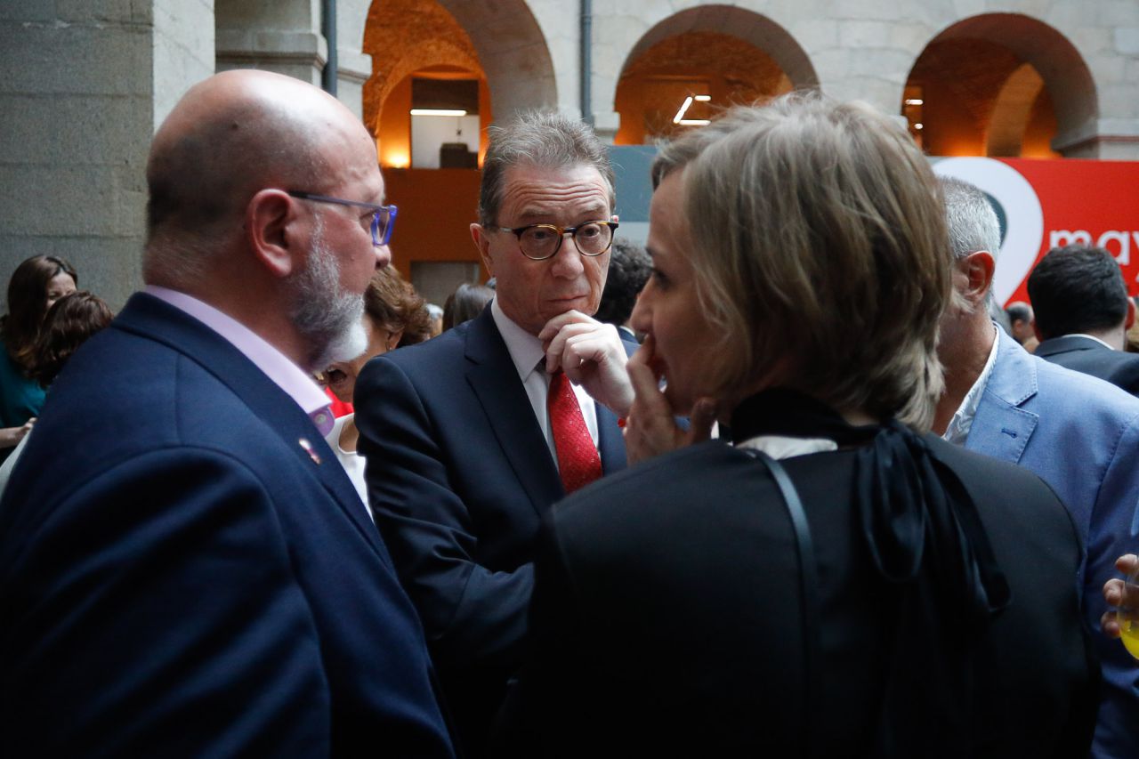 Lo secretarios generales de CCOO Madrid y UGT Madrid, Jaime Cedrún y Luis Miguel López Reillo, charlan con Tania Sánchez, que irá de número dos en la lista de Íñigo Errejón en las primarias de Podemos para la Comunidad de Madrid.