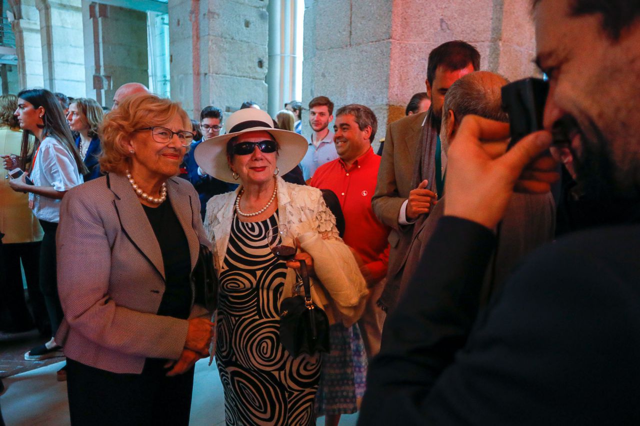 La alcaldesa de Madrid, Manuela Carmena, se hace una foto en la recepción en Sol.