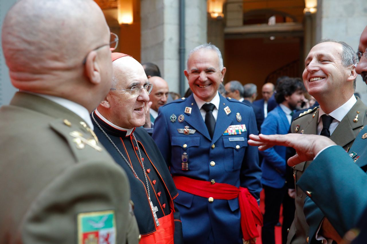 El cardenal Carlos Osoro charla con diferentes representantes de los ejércitos.