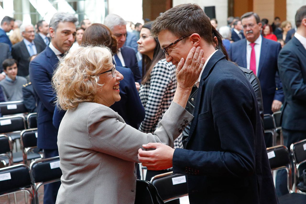 La alcaldesa de Madrid, Manuela Carmena, saluda al posible candidato a la Comunidad de Madrid por Podemos, Íñigo Errejón.