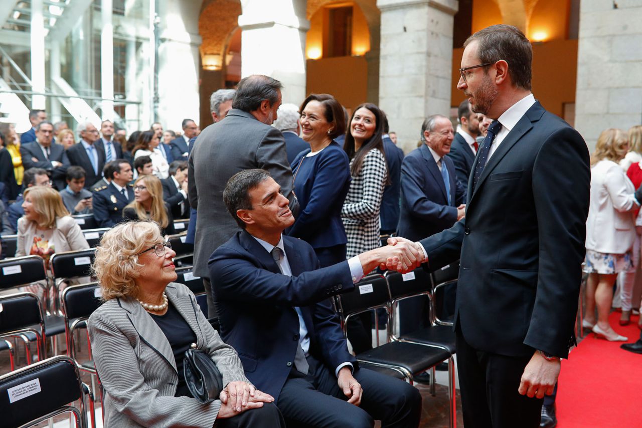 El portavoz de Ciudadanos en la Asamblea de Madrid, Javier Maroto, vicesecretario Nacional de Política Social y Sectorial del Partido Popular, saluda al secretario general de los socialistas, Pedro Sánchez, bajo la atenta mirada de Manuela Carmena.