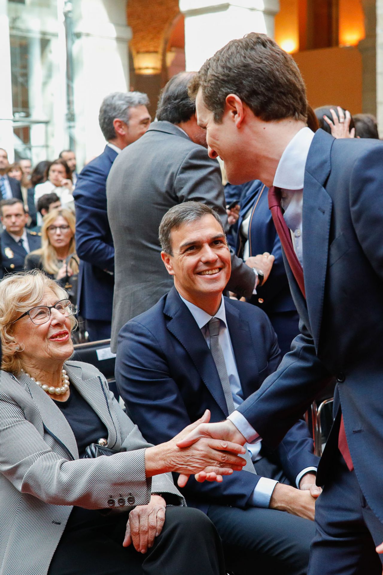 El vicesecretario de comunicación del PP, Pablo Casado, saluda a la alcaldesa de Madrid, Manuela Carmena.