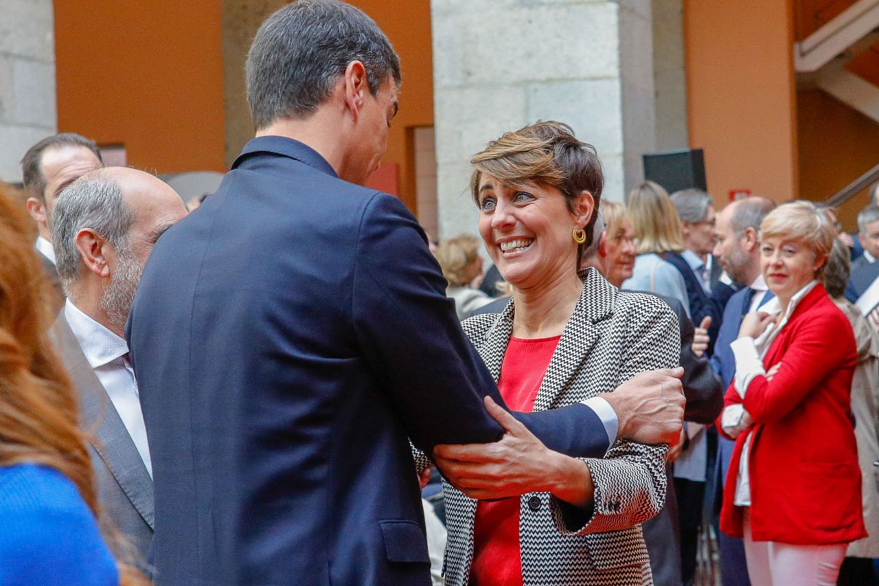 Charla muy amistosa entre el secretario general del PSOE, Pedro Sánchez, y la actual portavoz de Podemos en la Asamblea de Madrid, Lorena Ruiz-Huerta.