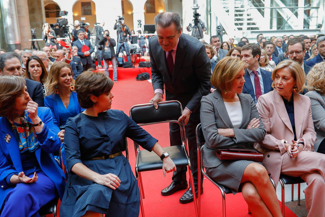 Lucha por una silla entre el secretario general del PSOE-M, José Manuel Franco, y la vicepresidenta del gobierno de España, Soraya Sáenz Santamaría.