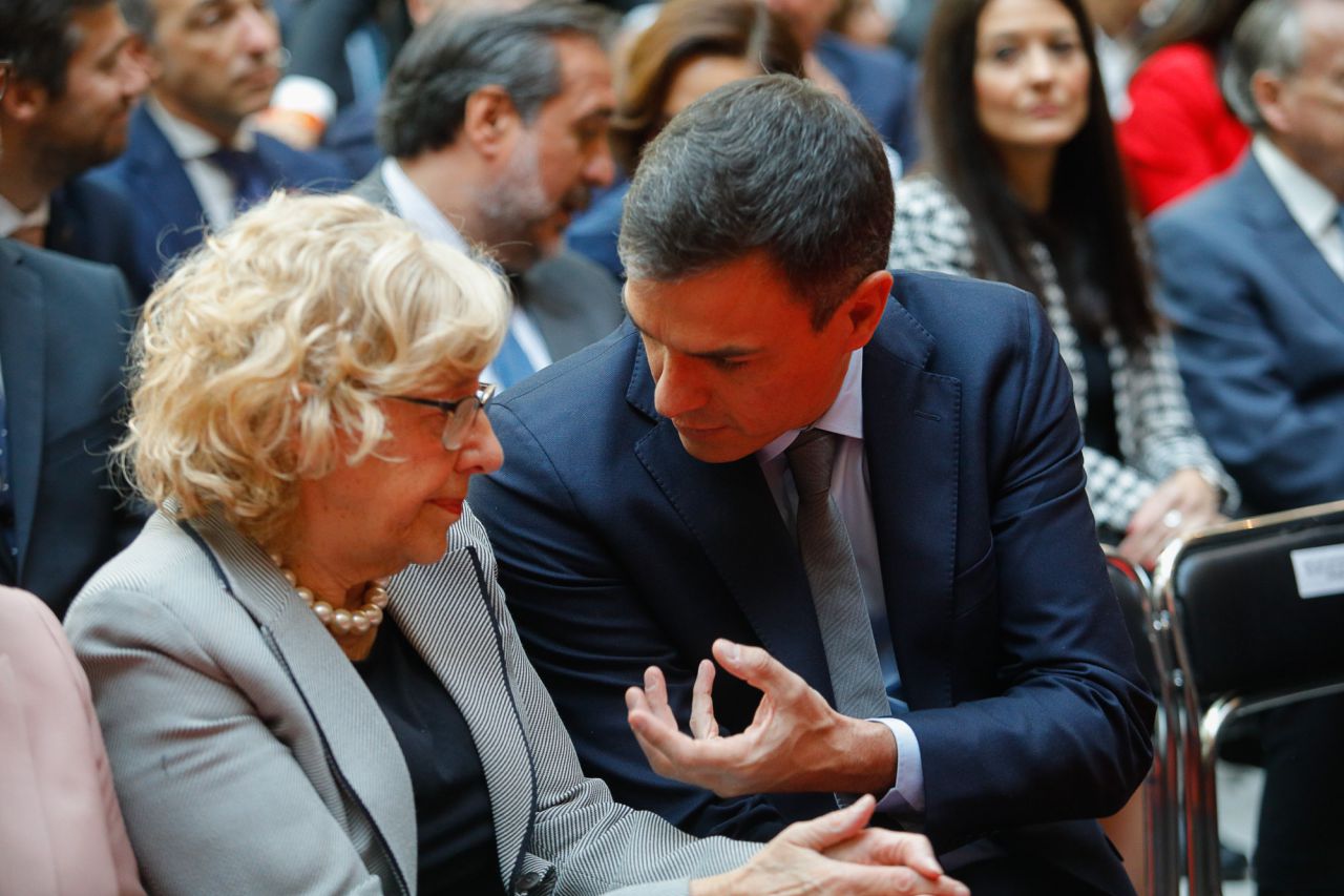 Charla entre el secretario general del PSOE, Pedro Sánchez y la alcaldesa de Madrid, Manuela Carmena.