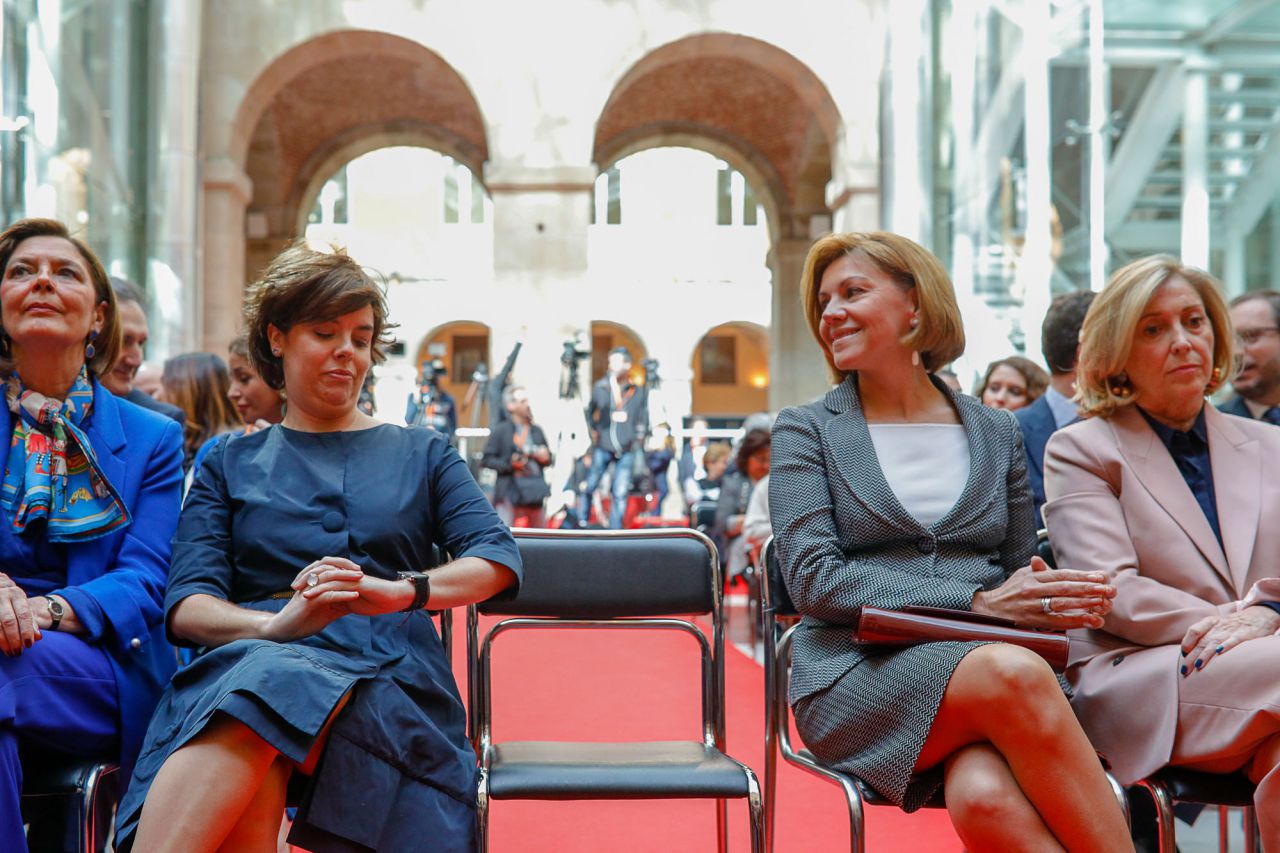 Soraya Sáenz de Santamaría junto con María Dolores de Cospedal.