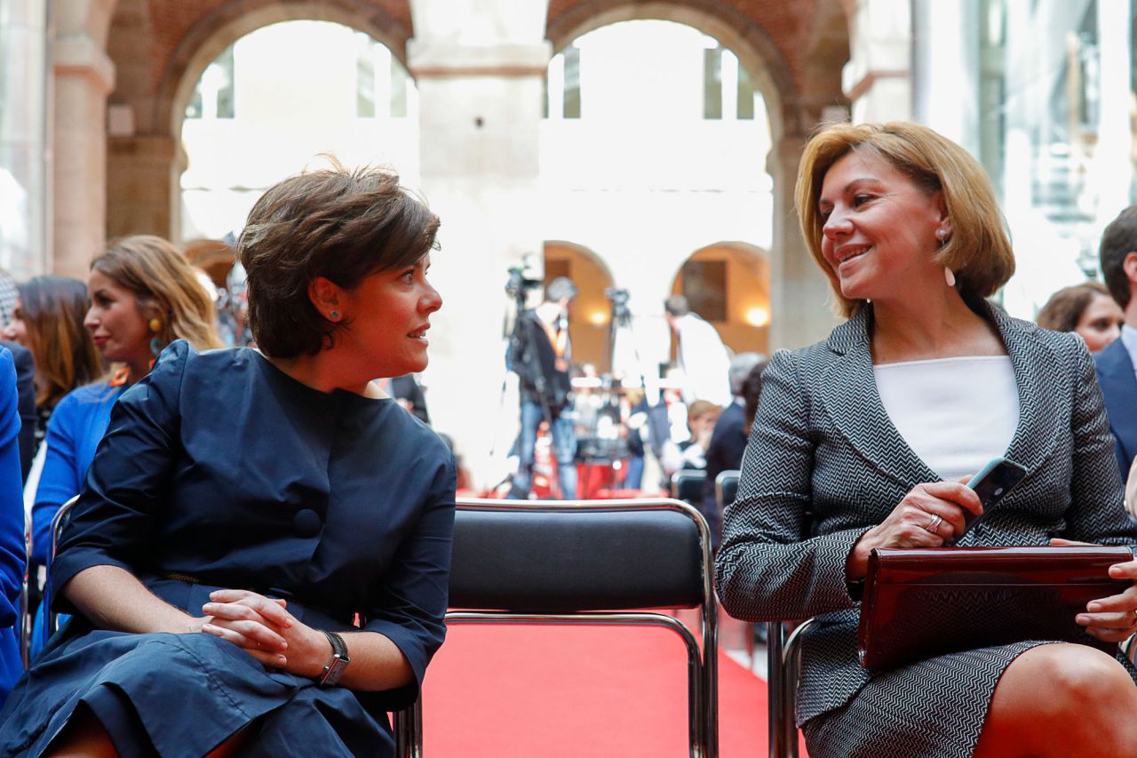Soraya Sáenz de Santamaría,  con María Dolores de Cospedal. A ambas se les presupone una gran enemistad en el partido.
