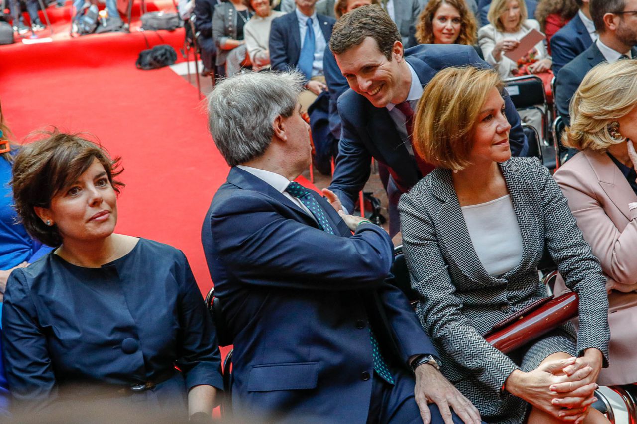 Pablo Casado, vicesecretario de comunicación del PP, saluda al actual presidente en funciones de la Comunidad de Madrid, Ángel Garrido.