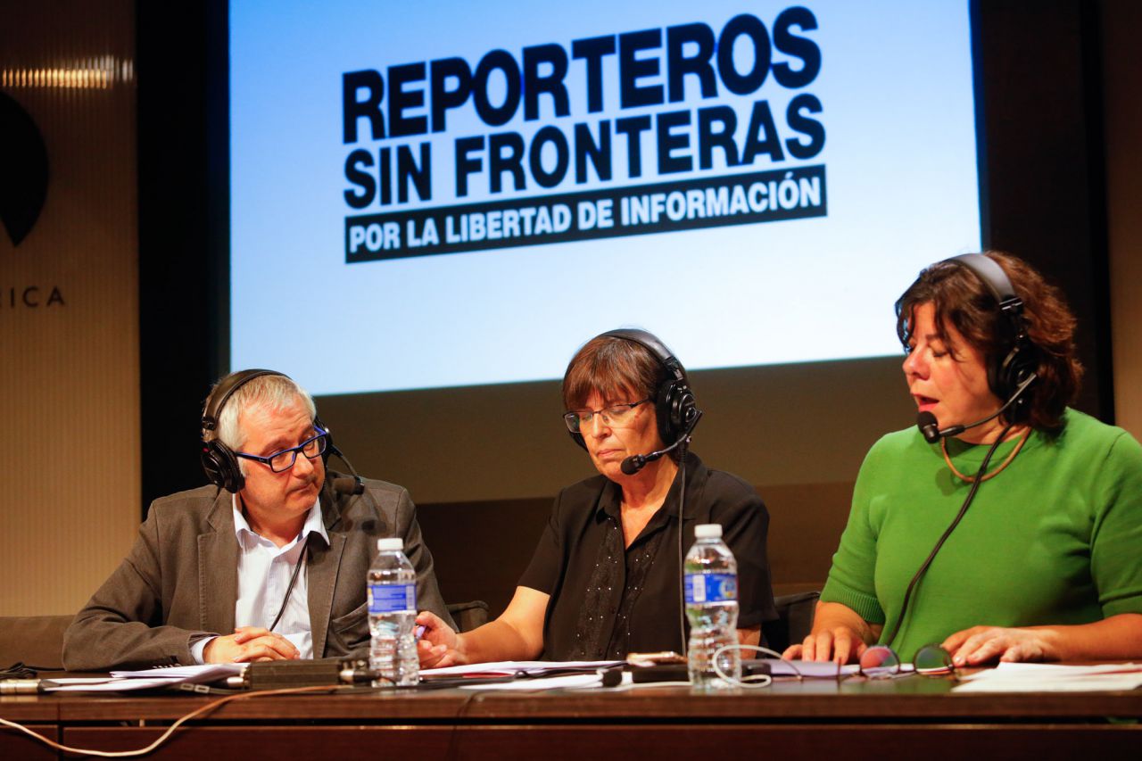 El programa ha sido conducido por las periodistas Lucia Villaplana y Lara López y han entrevistado a Alfonso Armada, presidente de Reporteros Sin fronteras.