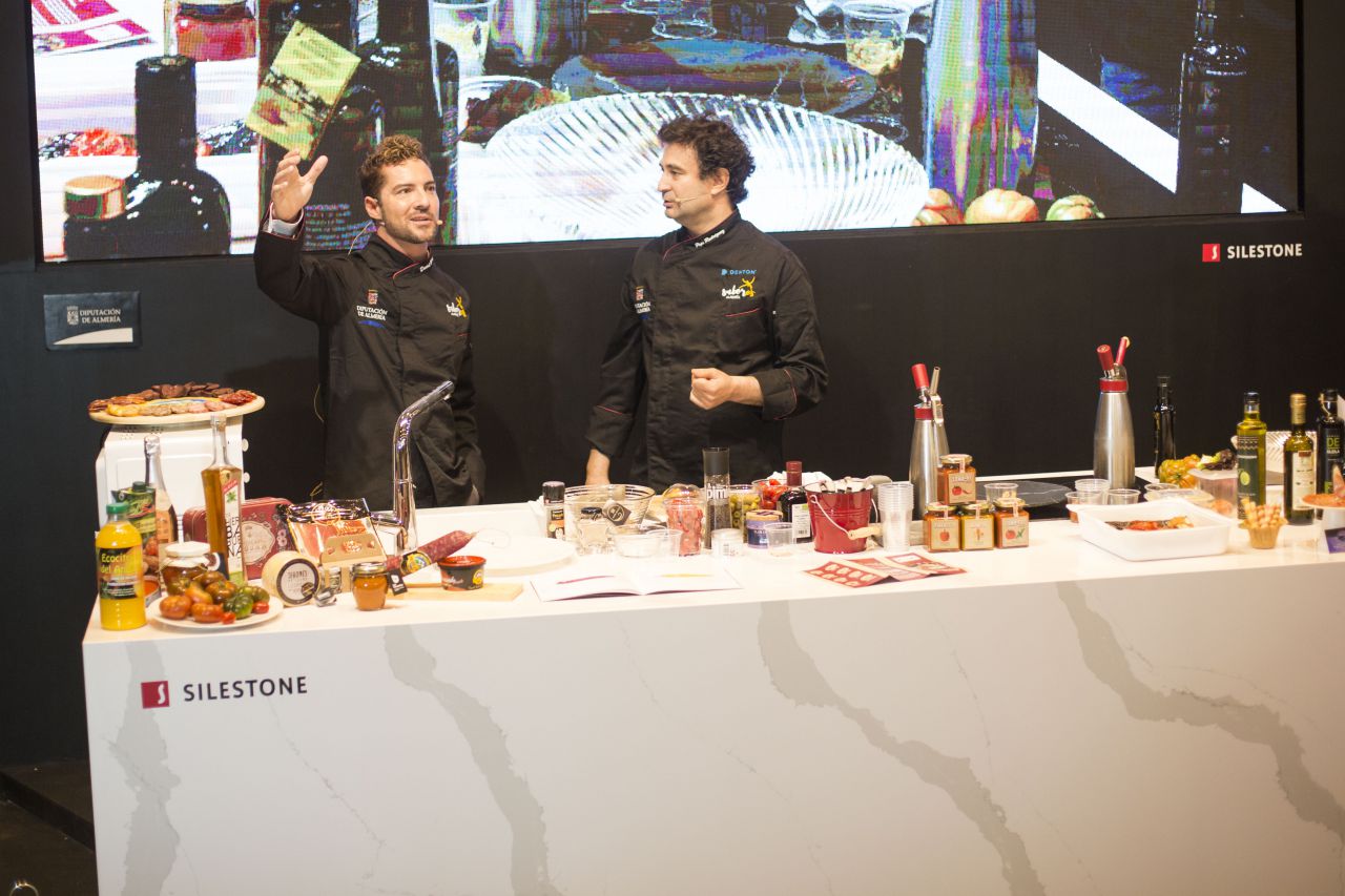 David Bisbal y Pepe Rodríguez, en el stand de Almería. 