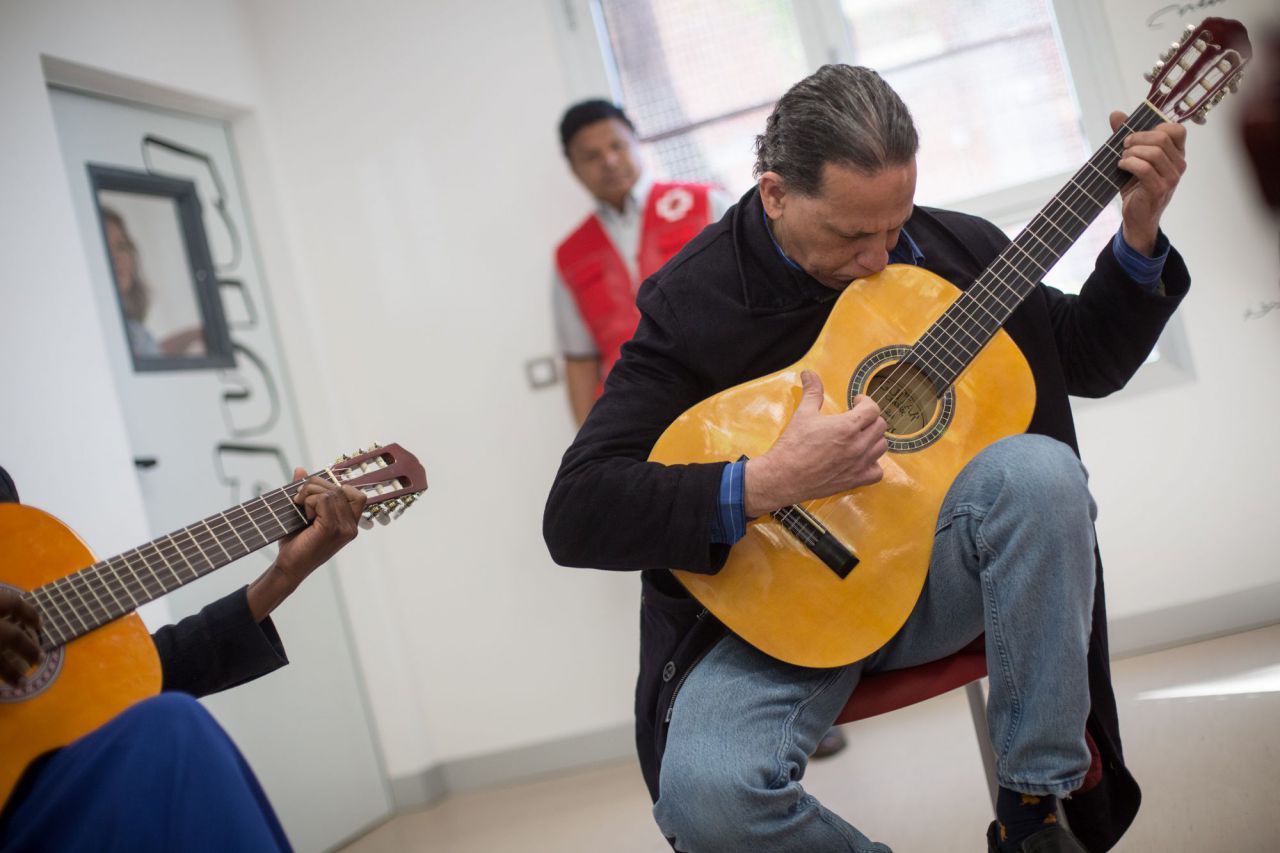 El curso de guitarra lo imparte Sergio, uno de los usuarios.