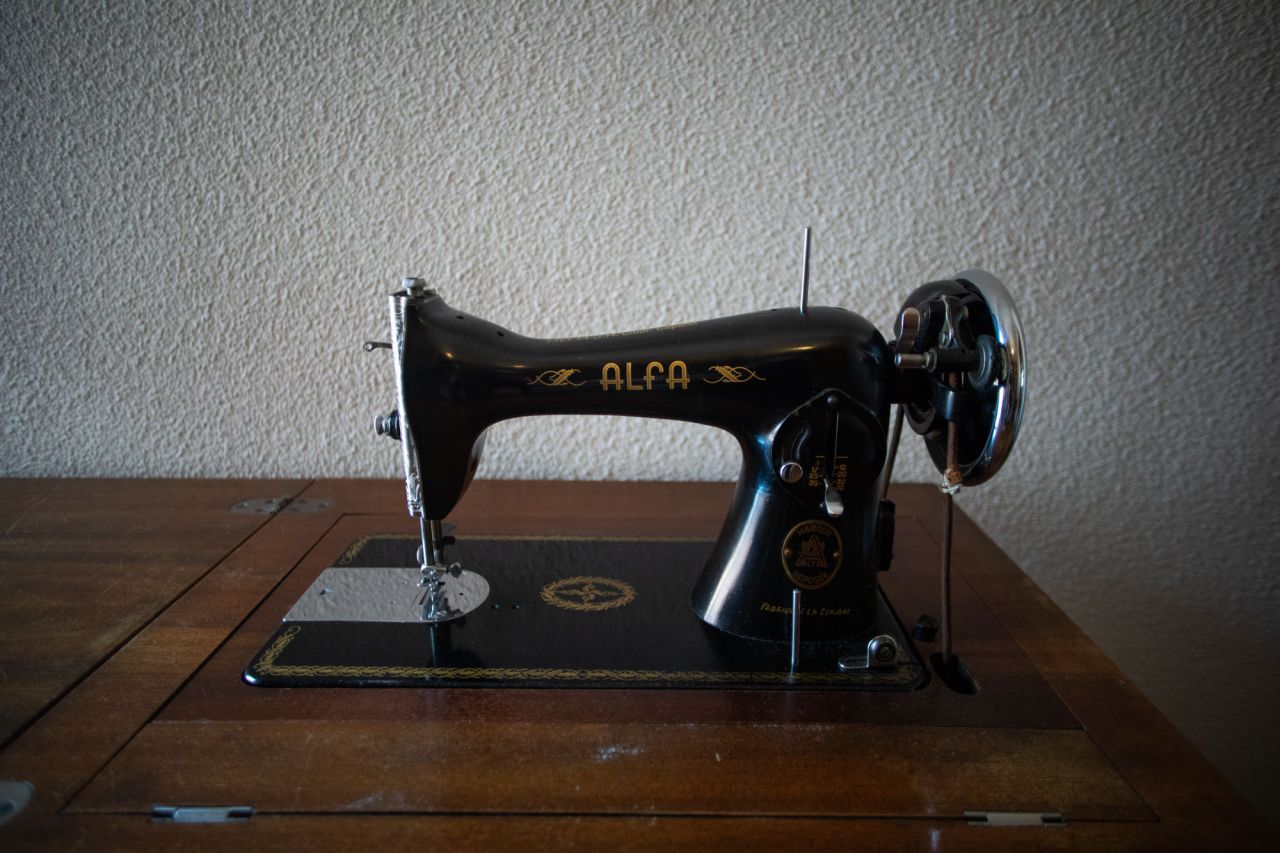 La máquina de coser con la que Josefina tejía los pantalones y los jerséis que le proporcionaban el sustento mientras Camacho estaba en la cárcel.