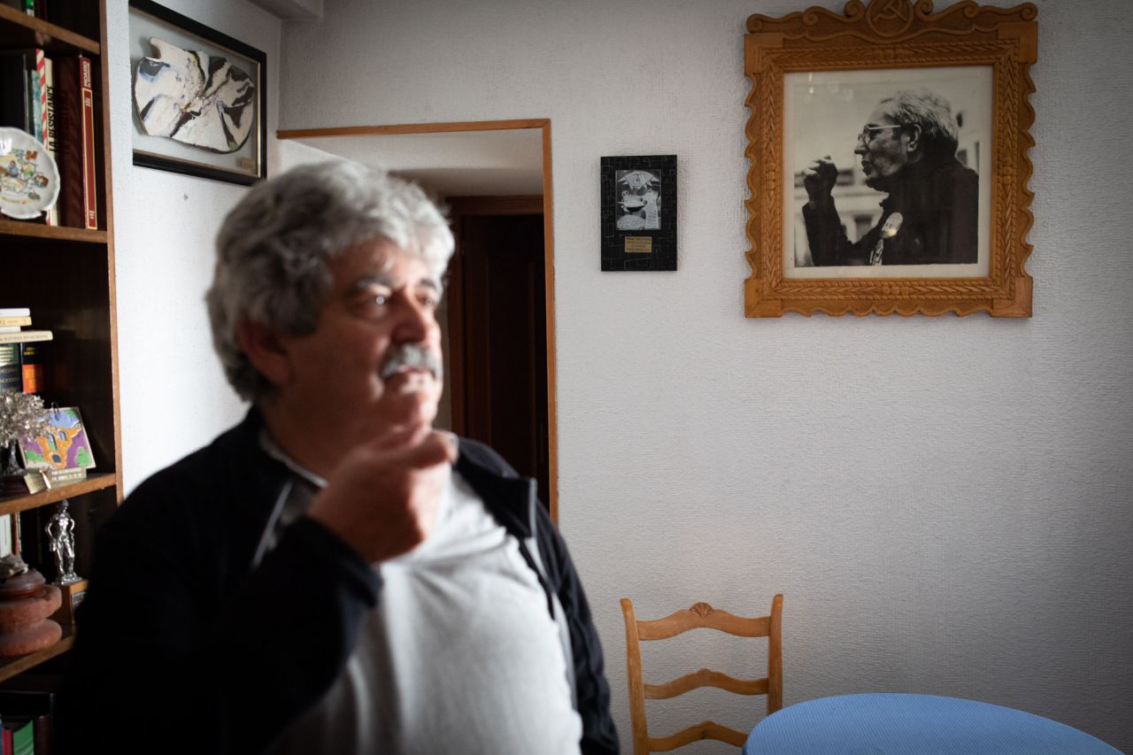 Marcel Camacho, ante el retrato de su padre.