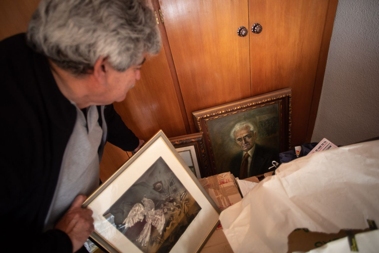Marcel Camacho enseña las diferentes pinturas que le fueron regaladas a su padre.
