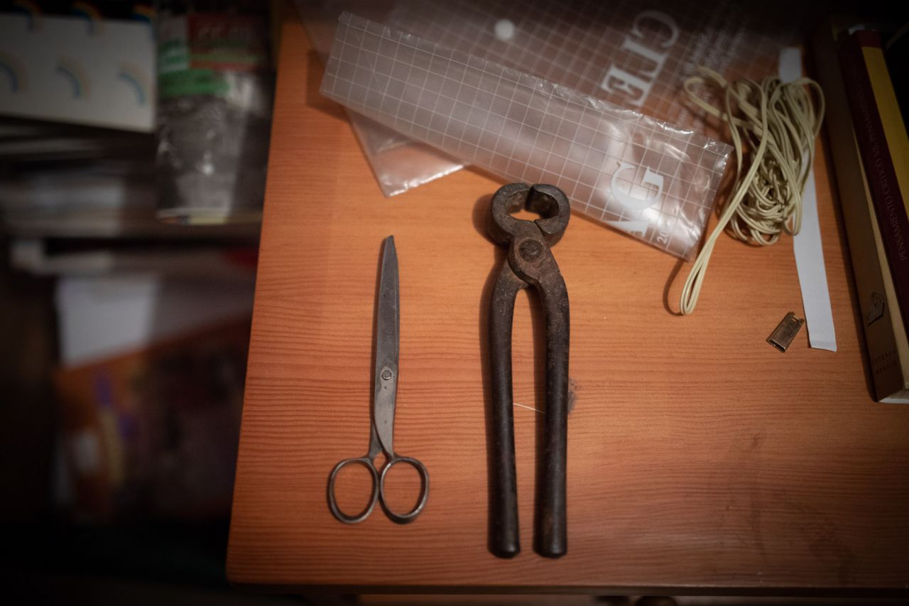 Unas tijeras de coser y unas tenazas. Símbolos del matrimonio. 