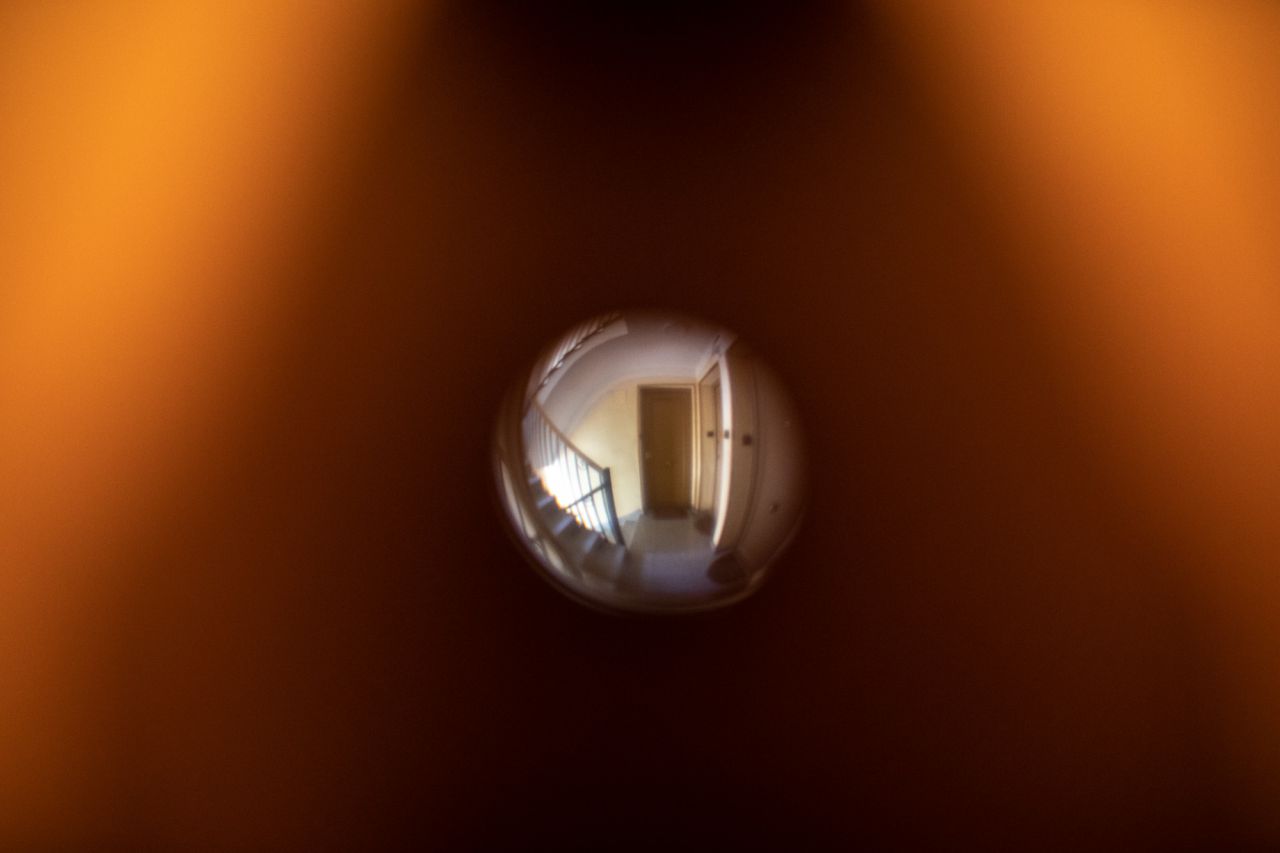 Desde la mirilla de la casa, el matrimonio controlaba si quien llamaba a su puerta era la Policía.