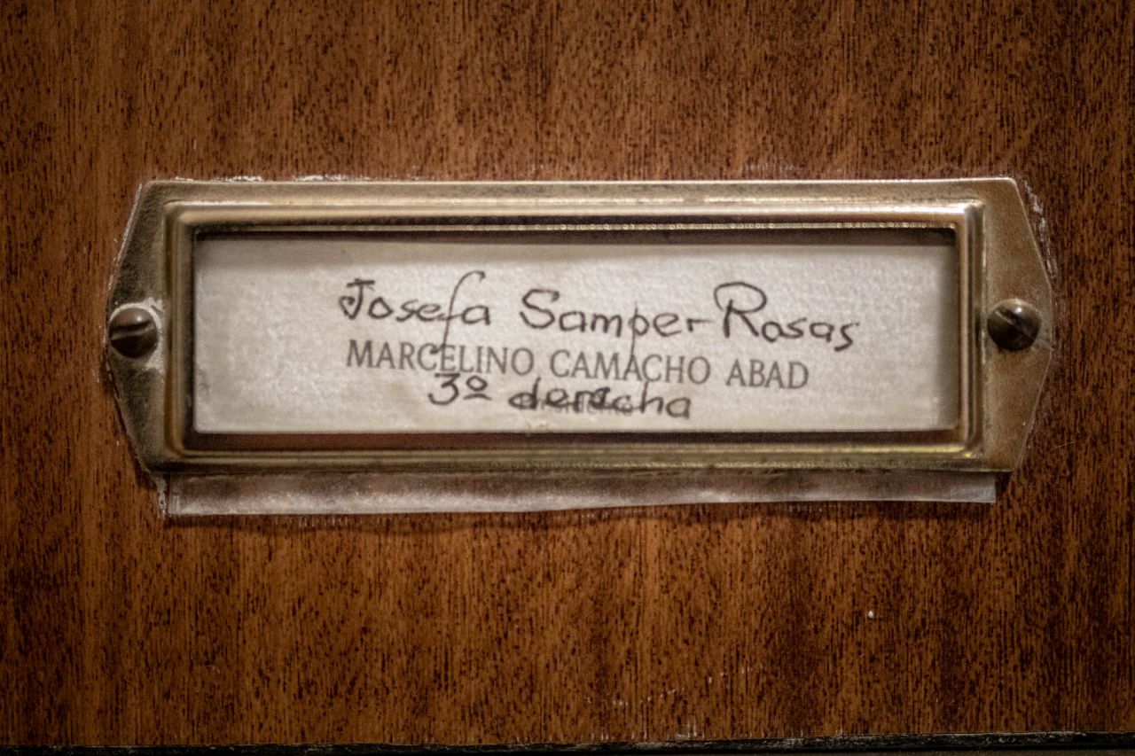 El letrero del buzón. El nombre de Marcelino escrito a máquina y el de su mujer, a boli.