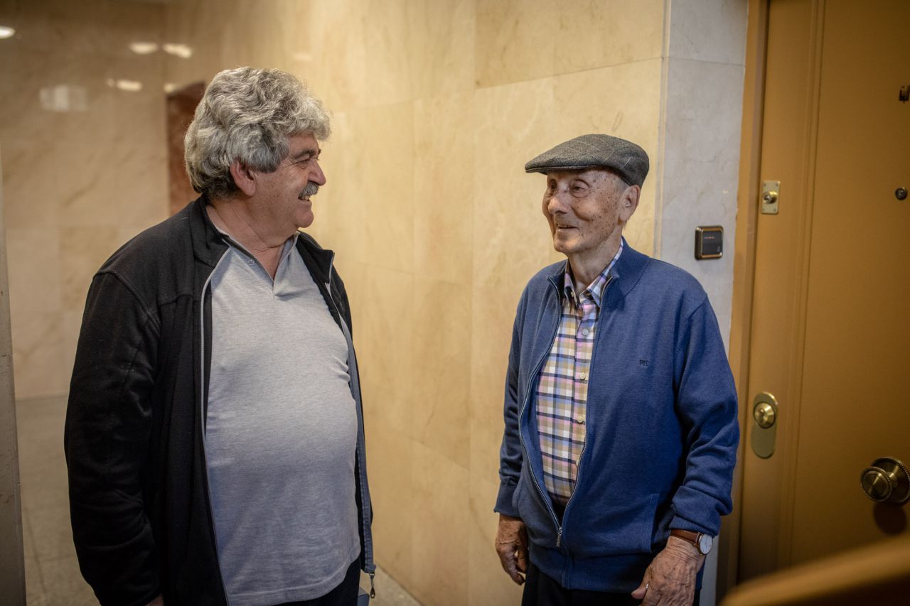 El hijo de Marcelino Camacho junto al sastre para el que Josefina Samper trabajaba.