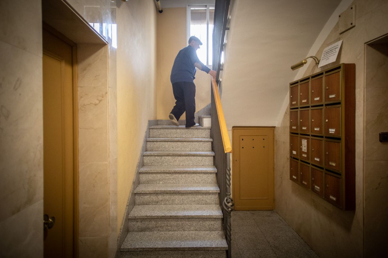La finca, pese a la avanzada edad de los vecinos, no cuenta con ascensor. Esto provocó que Marcelino tuviese que mudarse a Majadahonda en los últimos años de su vida tras vivir aquí desde la década de 1950.