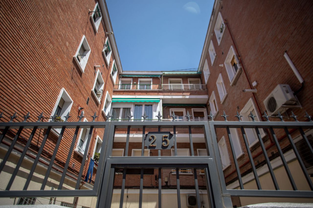 La vivienda está situada en la tercera planta del número 25 de la calle Manuel Lamela.