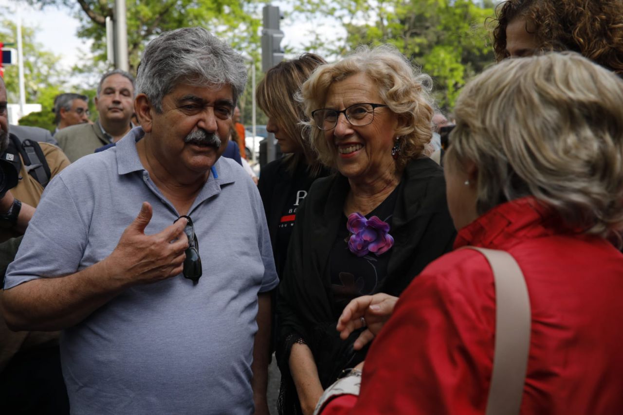Marcel Camacho, hijo de Marcelino, junto a Manuela Carmena.