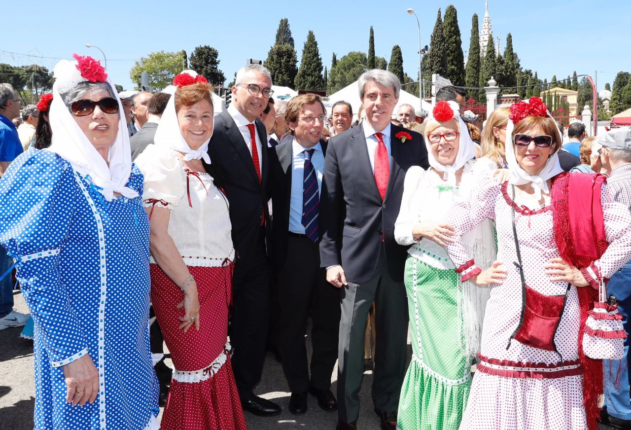 Ángel Garrido con José Luis Martínez-Almeida y  Carlos Izquierdo en la Pradera de San Isidro