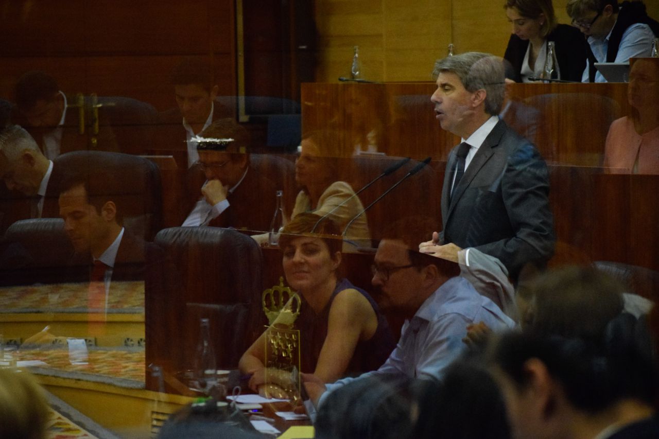 El presidente electo, observado por Ruiz-Huerta.