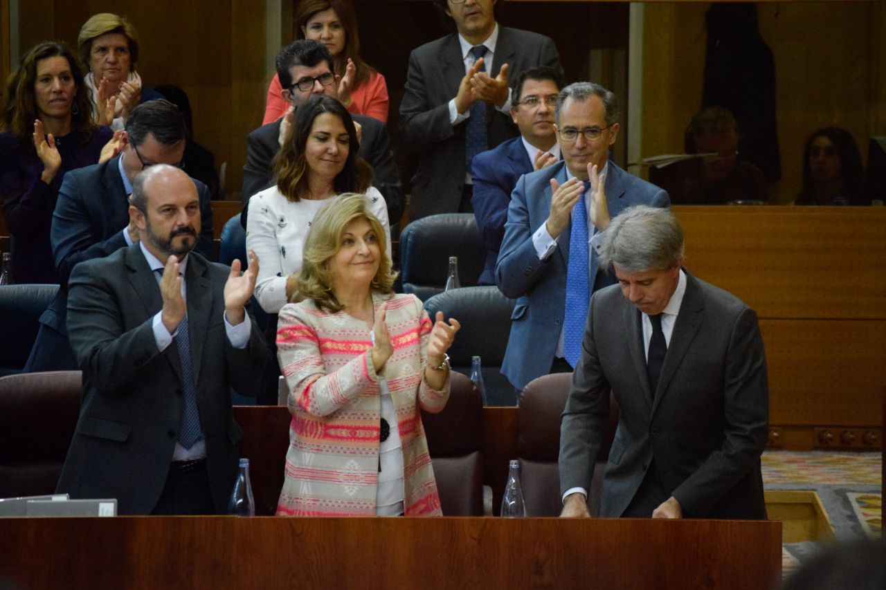 La bancada popular aplaude la réplica de Garrido .