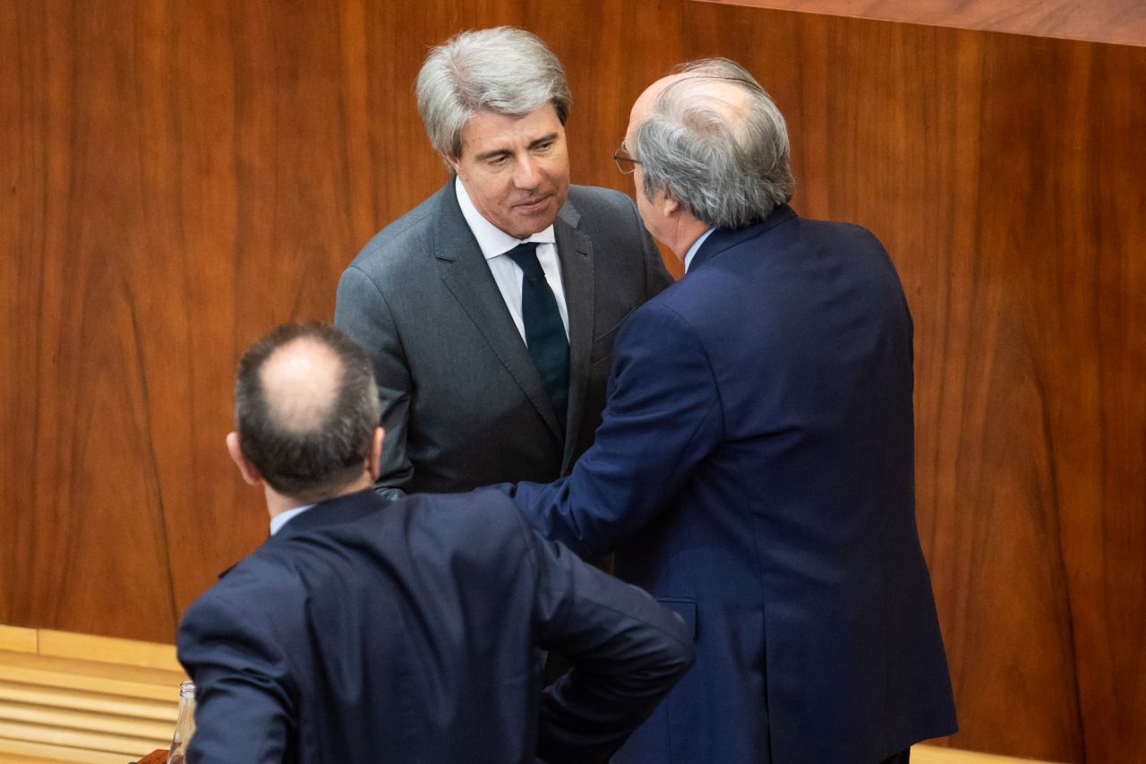 Garrido recibe las felicitaciones de los socialistas.