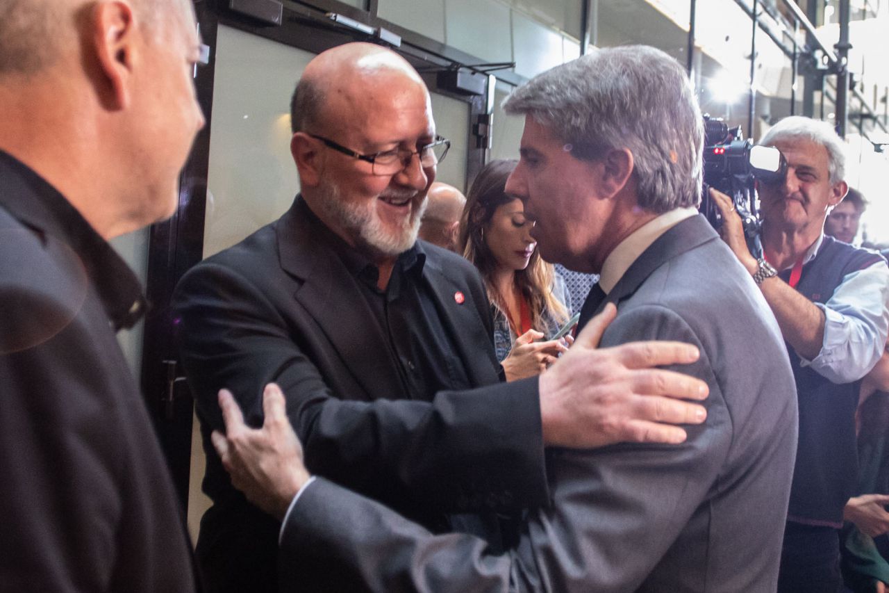 Garrido, tras su elección, con los líderes sindicales.