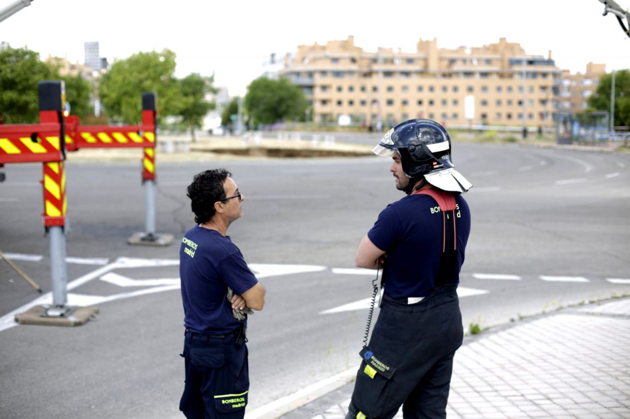 Socavón de entre 100 y 150 metros cuadrados en la calle Niceto Alcalá que ha dejado sin agua a varios distritos y municipios de Madrid.