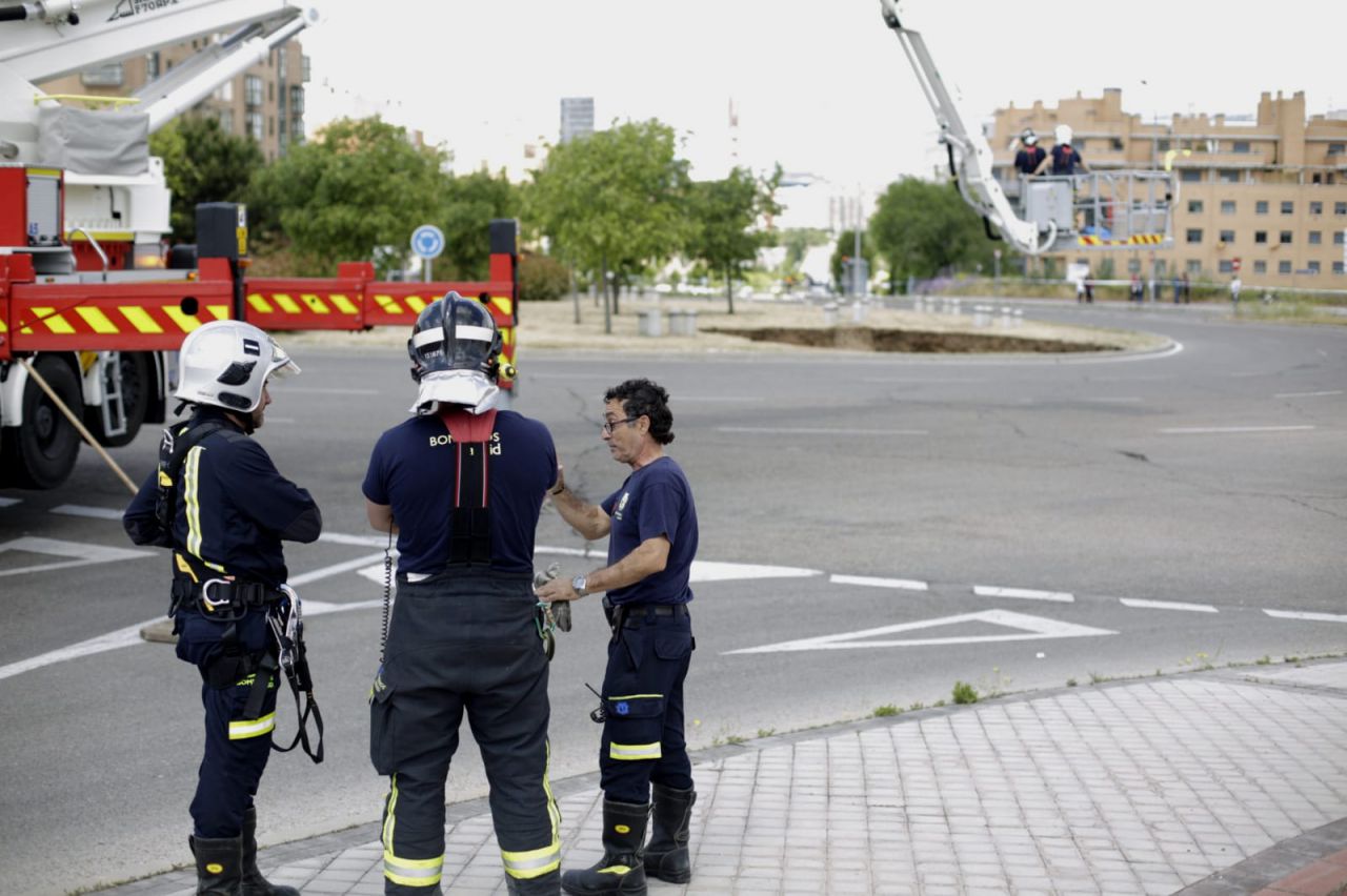 Socavón de entre 100 y 150 metros cuadrados en la calle Niceto Alcalá que ha dejado sin agua a varios distritos y municipios de Madrid.