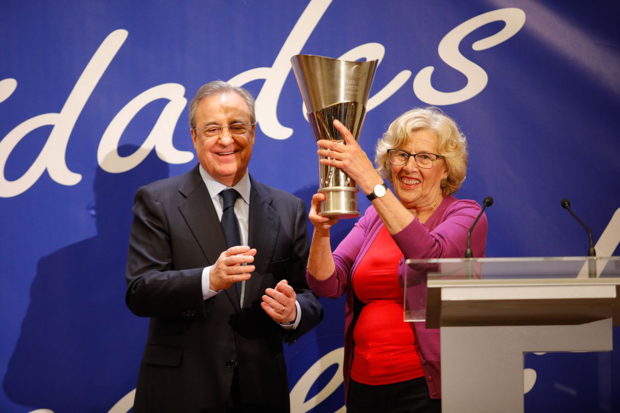 El acto, presidido por la alcaldesa de Madrid, Manuela Carmena, han intervenido el presidente del Real Madrid, Florentino Pérez, y el capitán del equipo, Felipe Reyes.
