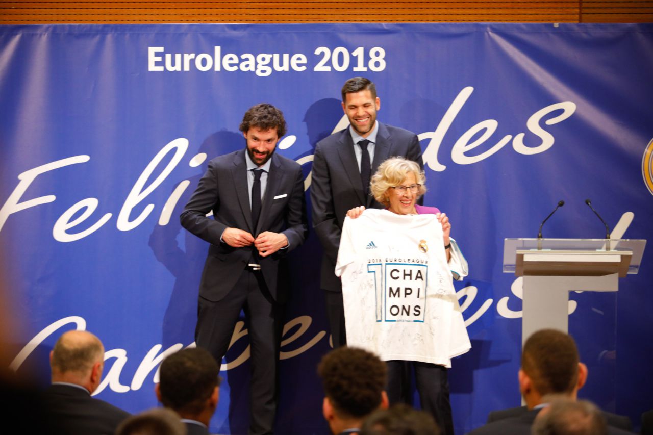 El acto, presidido por la alcaldesa de Madrid, Manuela Carmena, han intervenido el presidente del Real Madrid, Florentino Pérez, y el capitán del equipo, Felipe Reyes.