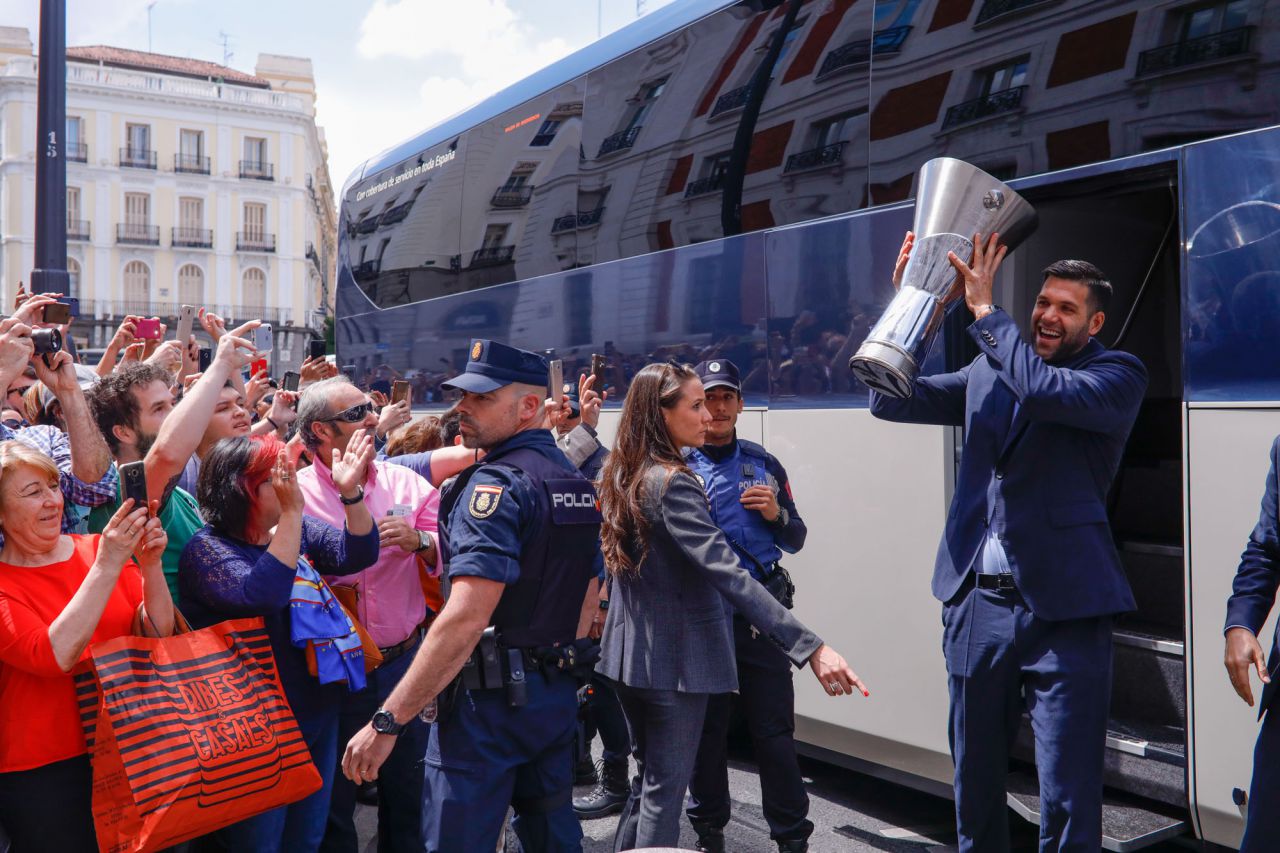 El acto, presideido por el presidente de la Comunidad de Madrid, Ángel Garrido, han intervenido el presidente del Real Madrid, Florentino Pérez, y el capitán del equipo, Felipe Reyes.
