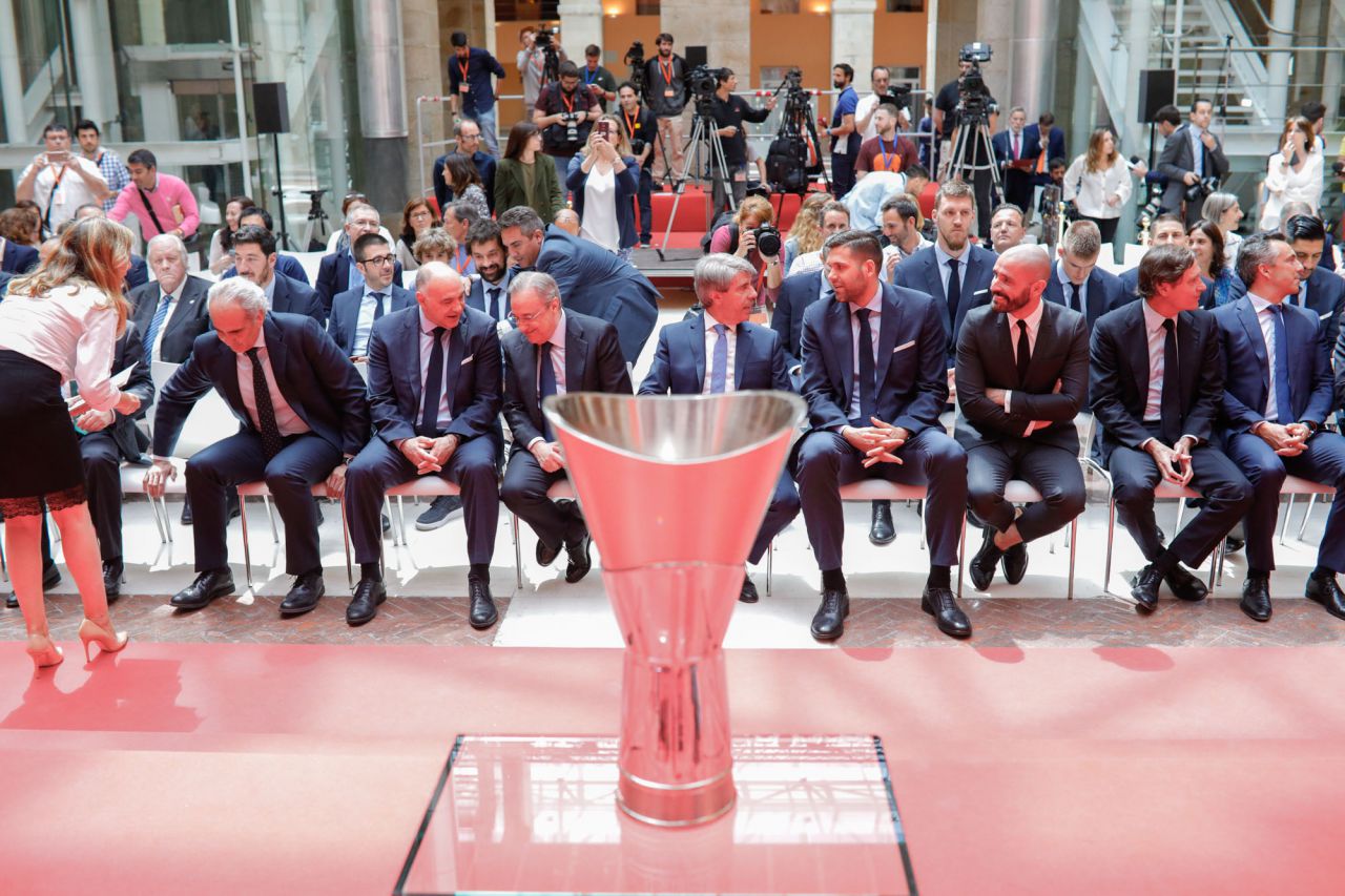 El acto, presideido por el presidente de la Comunidad de Madrid, Ángel Garrido, han intervenido el presidente del Real Madrid, Florentino Pérez, y el capitán del equipo, Felipe Reyes.